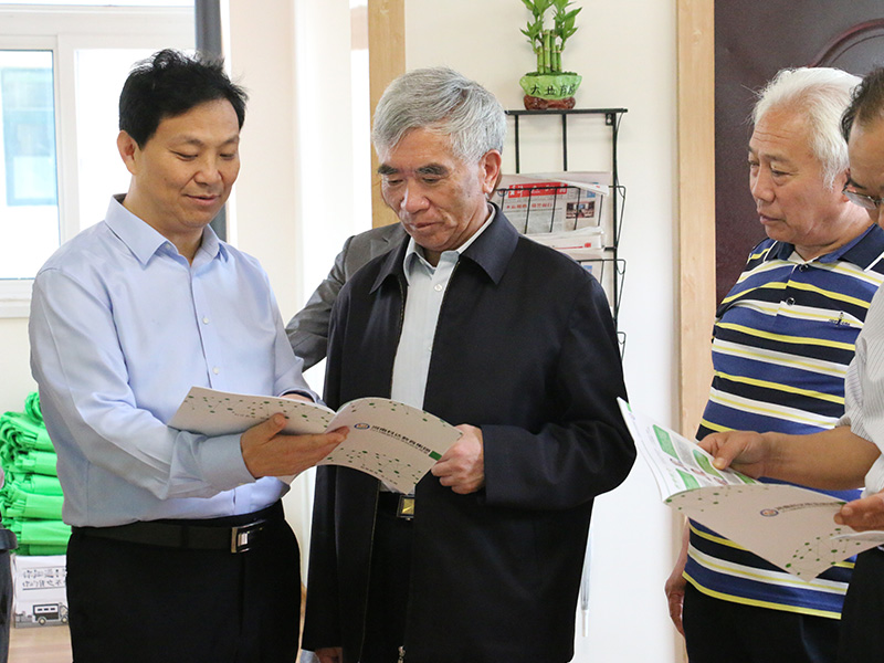5月25日，北京大學(xué)原副校長(zhǎng)林鈞敬等一行來(lái)到鶴壁科達(dá)學(xué)校指導(dǎo)工作