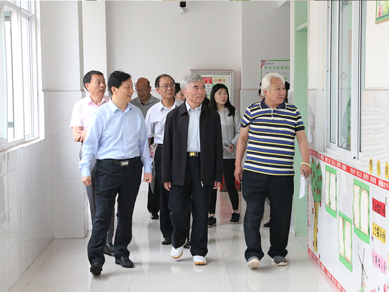 5月25日，北京大學(xué)原副校長(zhǎng)林鈞敬等一行來(lái)到鶴壁科達(dá)學(xué)校指導(dǎo)工作