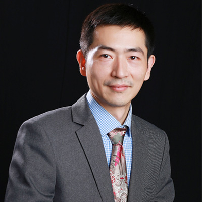 　　馬九克  　　中學(xué)物理特級教師，全國優(yōu)秀教師，上海教育年度十大新聞人物。教育部校長培訓(xùn)中心培訓(xùn)專家，教育部教育信息化課堂標準制定組專家，華東師大慕課中心兼職教授，華東師大網(wǎng)絡(luò)學(xué)院特聘專家。
